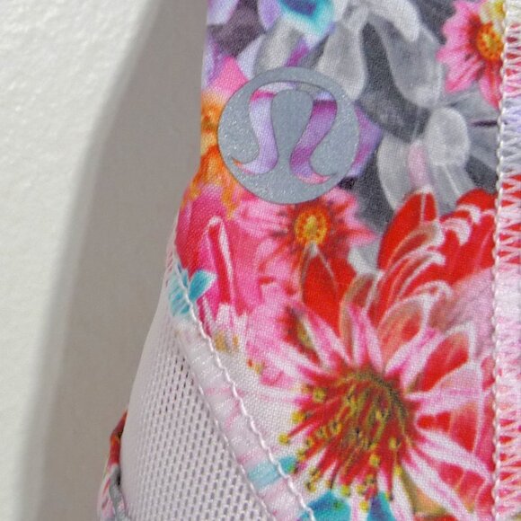 Lululemon SIZE 4 Hotty Hot Shorts Flowabunga - Picture 6 of 10